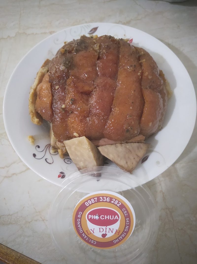 Đĩa khâu nhục với khoai môn bên nhãn Phở Chua Ly Dính