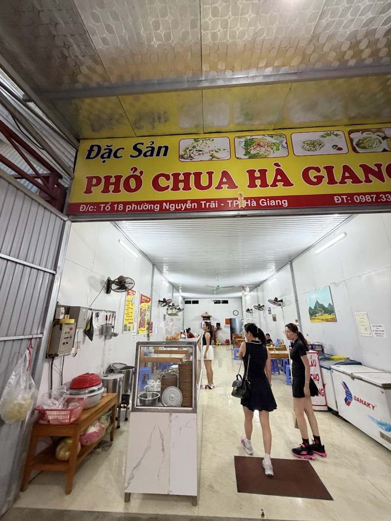 Gian quán lát gạch trắng với quầy chuẩn bị