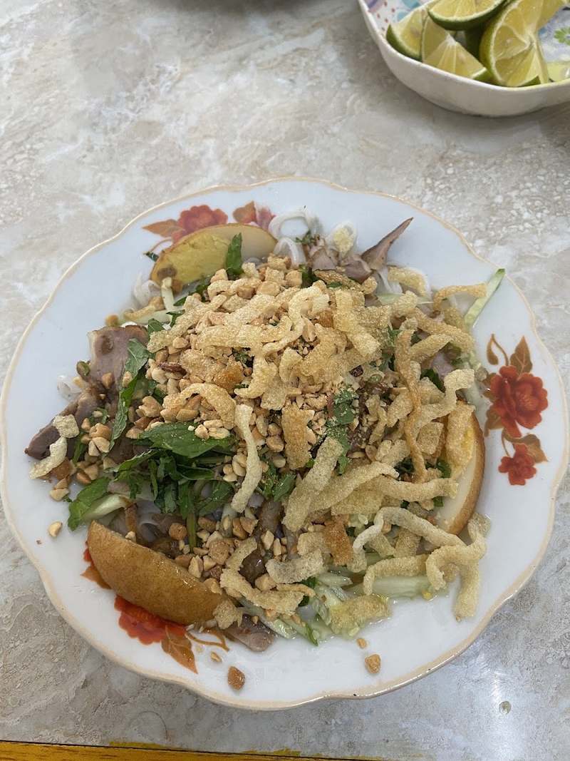 Đĩa phở chua rắc khoai giòn và lạc