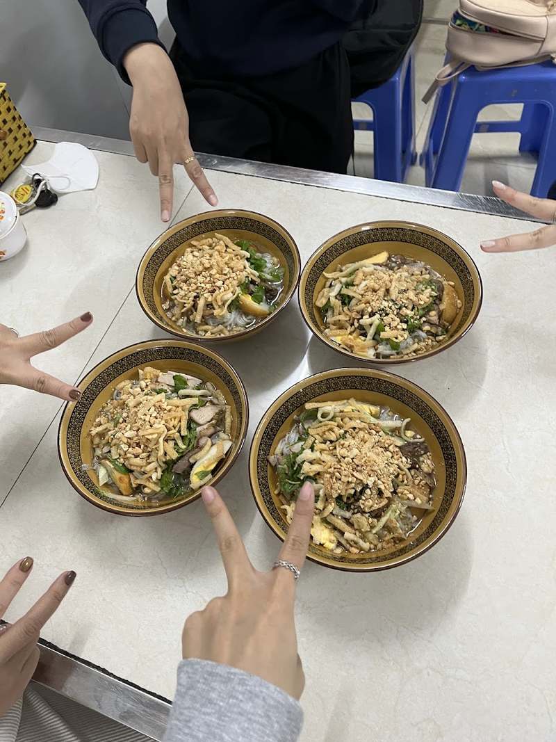 Bốn bát phở chua trên bàn