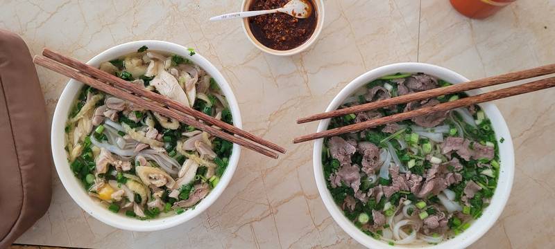 Phở gà và phở bò nước cùng chén ớt