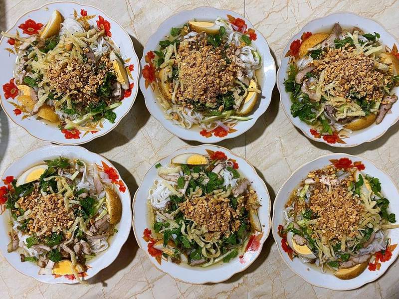 Sáu đĩa phở chua Hà Giang rắc lạc rang và hành phi nhìn từ trên xuống