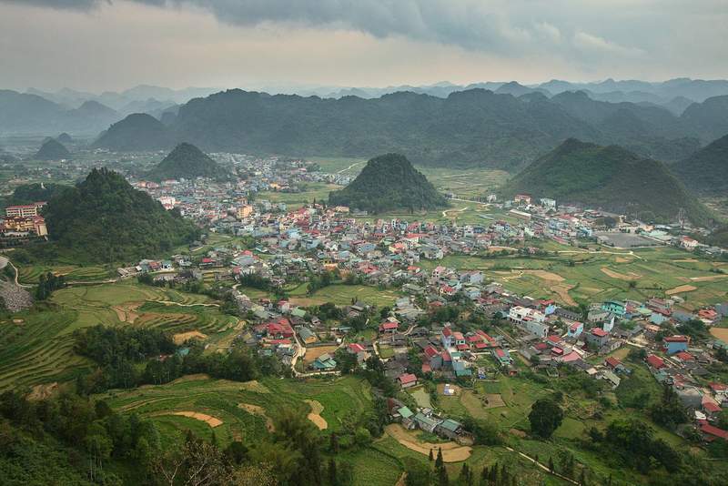 Thị trấn nhỏ giữa thung lũng với những ngọn núi hình nón